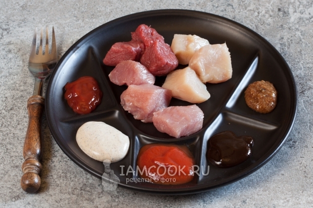 Сложете на табела месо и сосове