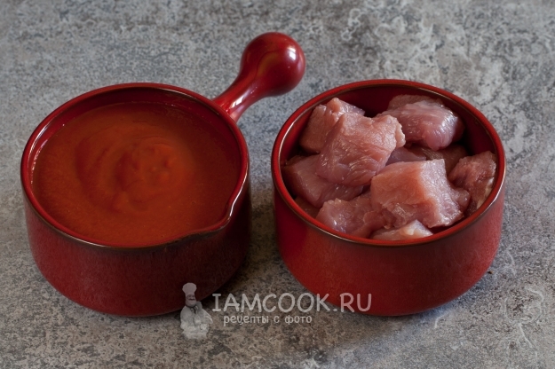 肉と醤油を陶器の鉢に入れる