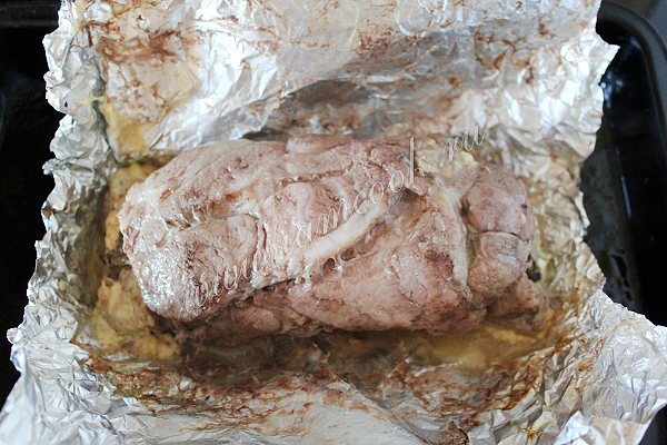 मशरूम के साथ बेक्ड सूअर का मांस रोल