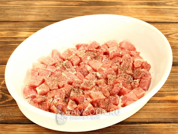 Posuti meso slaninom i paprom