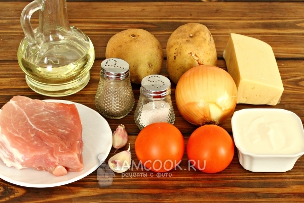 Ingredienti per la carne in francese con patate e pomodori