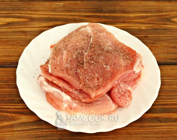 Cospargere la carne con sale e pepe