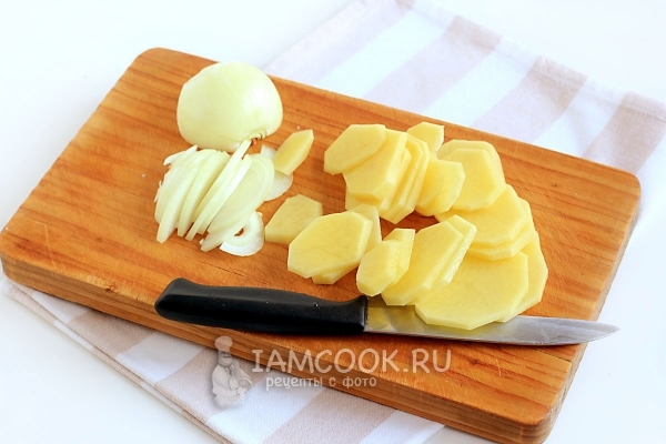 Tagliare le cipolle e le patate