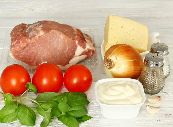 Ingredienser til kød på fransk med tomater og ost i ovnen