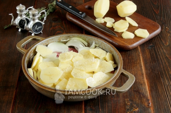Сложете лук и картофи за месо