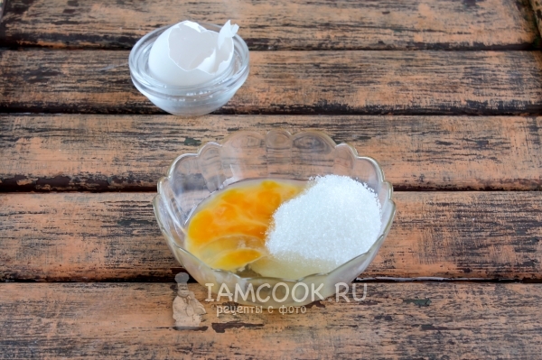 Комбинирайте яйцето и захарта