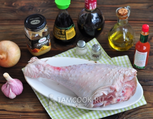 Ingredientes para una pierna de un pavo al horno en el horno
