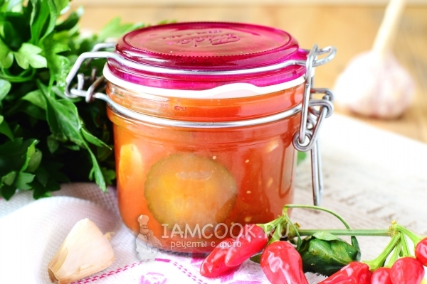 Foto mentimun dalam jus tomat untuk musim dingin