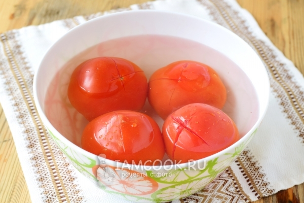 Tuang tomat dengan air mendidih