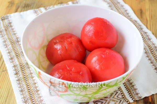 Hapus tomat dari kulit