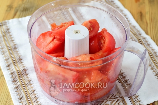 Masukkan tomat ke dalam blender
