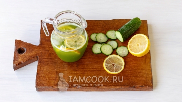 Sæt skiver af agurk og citron