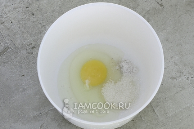 Kombiniere das Ei mit Salz und Zucker