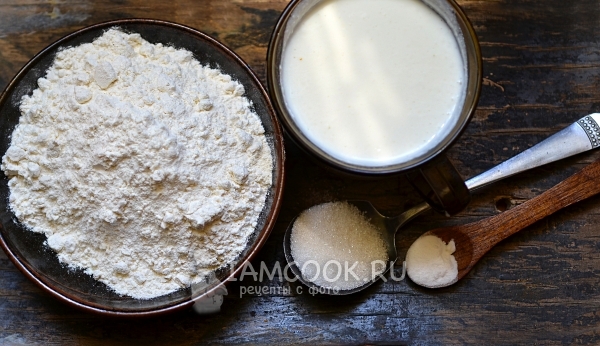 Ingredients for pancakes on kefir without eggs
