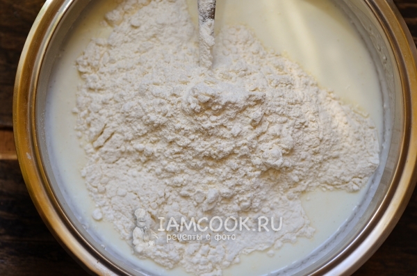 Pour the flour into kefir