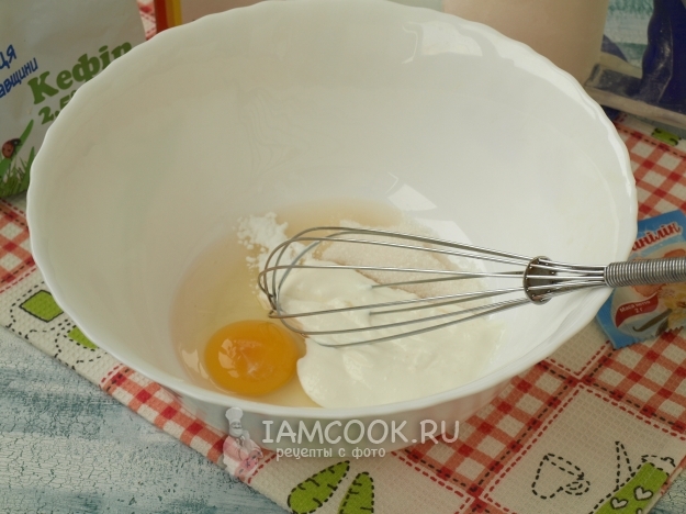 Kombinálja a tojást, a tejfölt és a cukrot