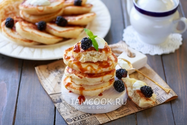 Immagine dei pancake su acqua con le uova