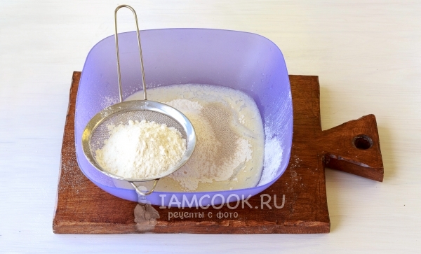 小麦粉と酵母を注ぐ
