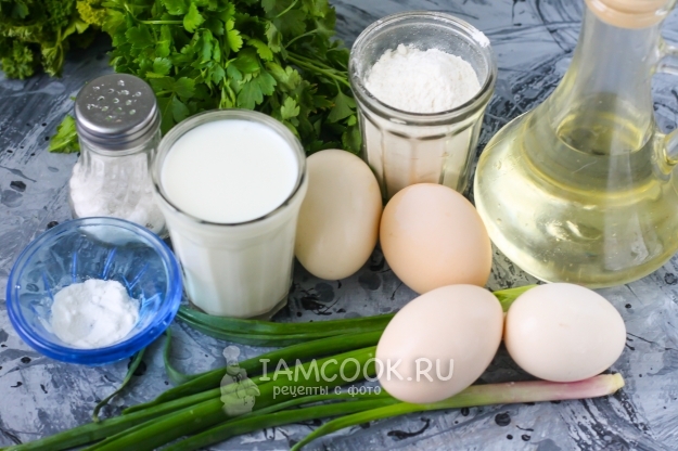 Ingredienser til pandekager med løg og æg på yoghurt