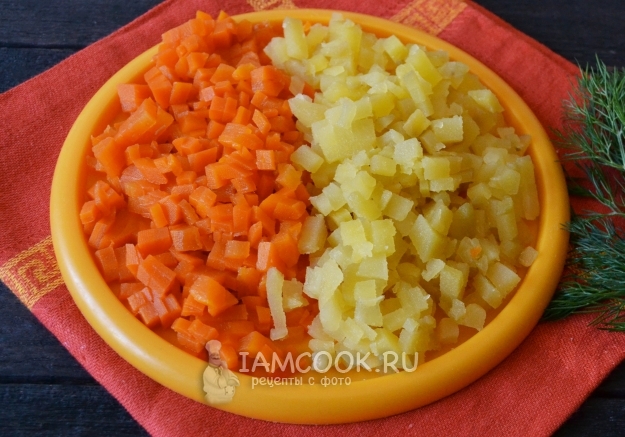Нарежете морковите и картофите