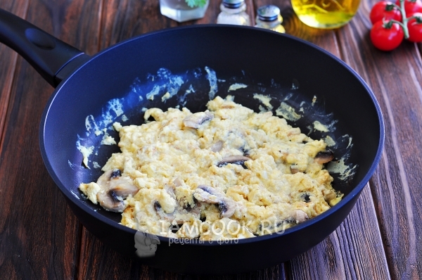 Das Rezept für Omelette auf Kefir in einer Pfanne