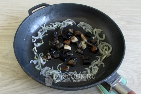 Put the mushrooms on the pan