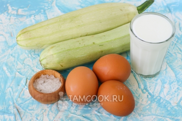 Ingredienser til omelett med courgette i panden