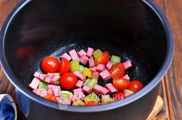 Поднесете колбаса със зеленчуци