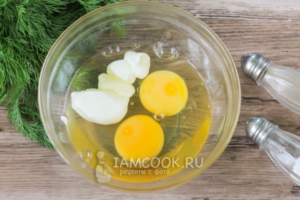 Connect the eggs with mayonnaise