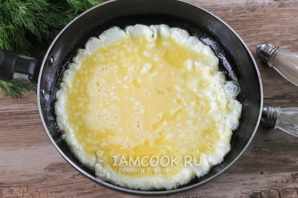 Versare il composto di uova nella padella