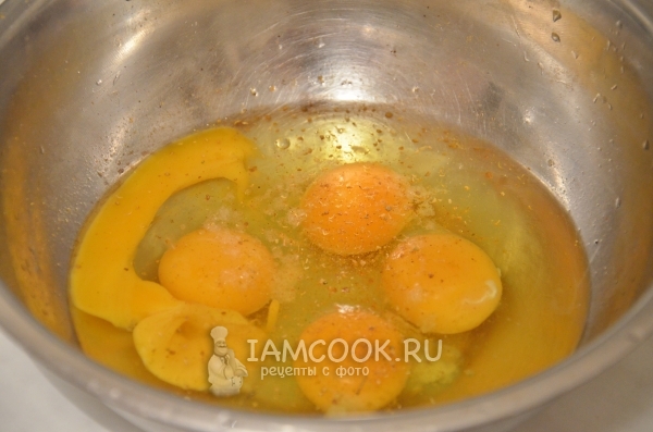 将盐和香料加入鸡蛋中