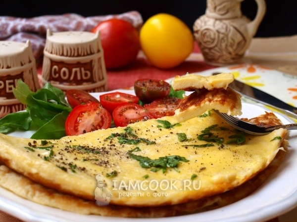 Fénykép egy csodálatos omlettet liszttel és tejjel egy serpenyőben