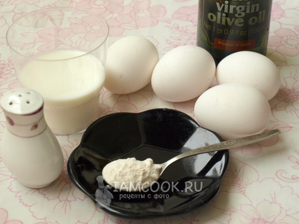 一个豪华的煎蛋配面粉和牛奶在煎锅中的成分
