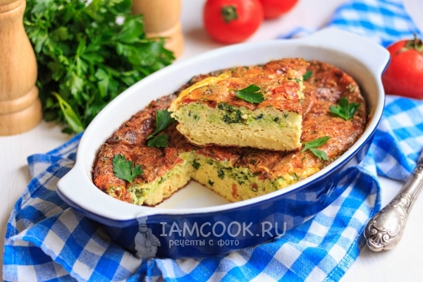 Foto omelet dengan tomat, zucchini dan keju di oven