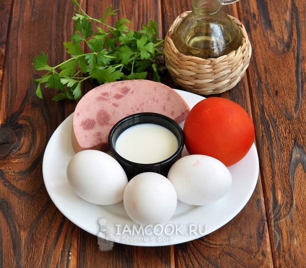 Συστατικά για ομελέτα με ντομάτες και λουκάνικο σε τηγάνι
