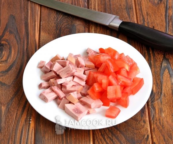 قطع لحم الخنزير والطماطم