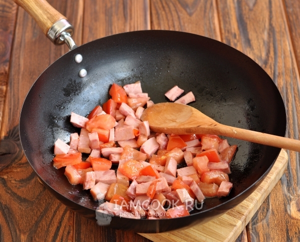 يقلى لحم الخنزير مع الطماطم