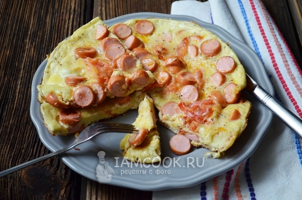 Foto omelet dengan sosis dan tomat