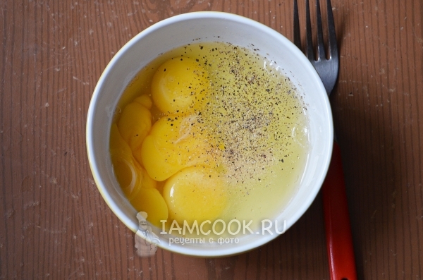Do vajíček nalijte sůl a pepř.