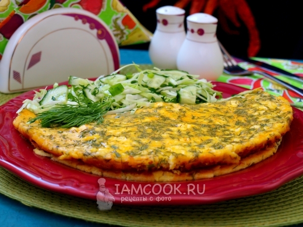 एक फ्राइंग पैन में कुटीर चीज़ के साथ आमलेट का फोटो