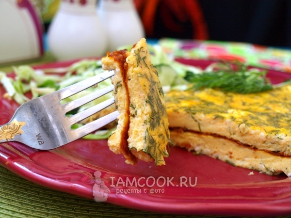 Klar omelet med cottage cheese i en stegepande
