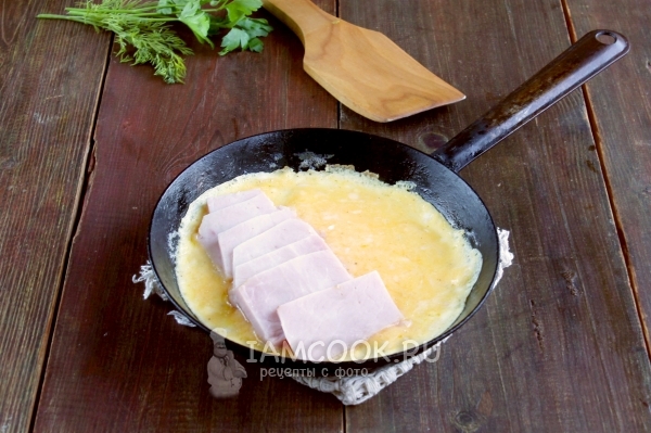 Přikládat omeletu a šunku na pánvi
