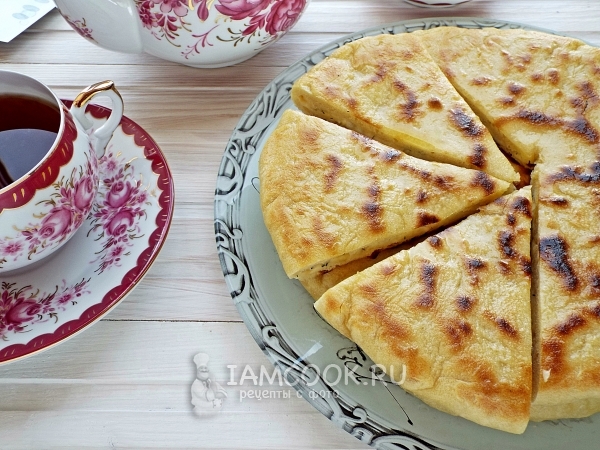 Photo of the Ossetian pie in a frying pan