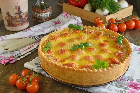 Open pie of kish with chicken and mushrooms