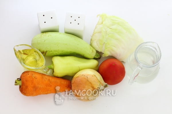 Ingredienser til vegetabilsk gryderet med courgette og kål i en multivariat