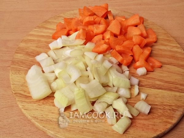 Κόψτε τα κρεμμύδια και τα καρότα