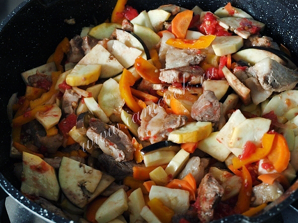 כיבוי ירקות עם בשר במחבת