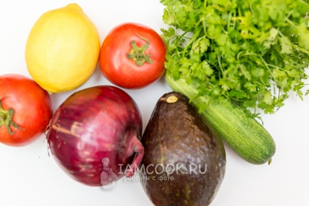 מצרכים לסלט ירקות עם אבוקדו, מלפפון ועגבניות