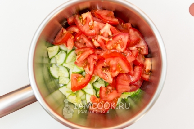 Leikkaa tomaatit ja kurkut