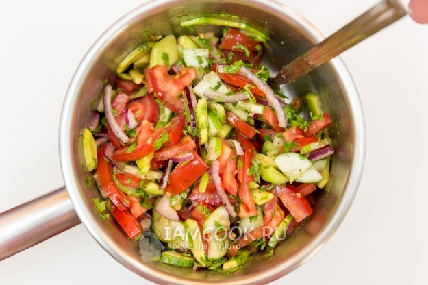 Fotografija biljne salate s avokadom, krastavcima i rajčicama